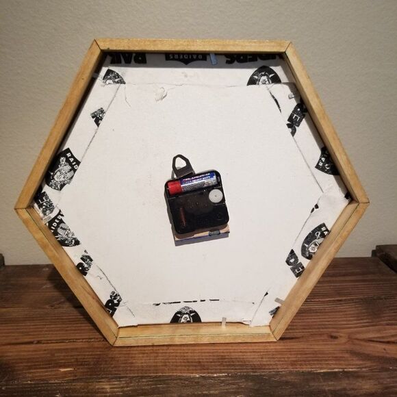 LAS VEGAS RAIDERS CLOCK MAN CAVE SPORTS BAR - Picture 10 of 11